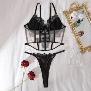 Détail d'un ensemble de lingerie en dentelle noire avec corseterie en maille brodée