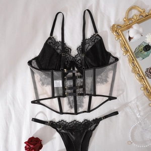 Vue détaillée d'un bustier en dentelle noire et lingerie assortie avec bordure cil