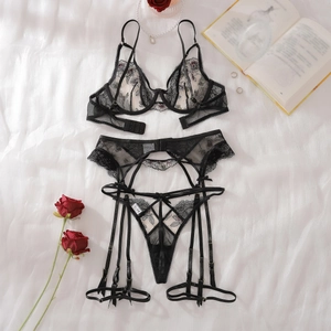 Gros plan sur un ensemble de lingerie noire 3 pièces avec broderie florale sur dentelle