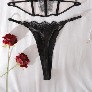 Détail d'un ensemble de lingerie en dentelle noire avec bordure et collier de perles