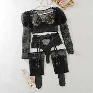 Ensemble lingerie en dentelle noire avec manches longues, porte-jarretelles et bas assortis