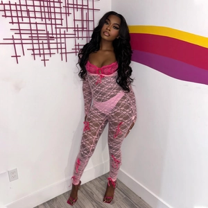 Détails du body en dentelle rose avec design ajouré en mesh et accents de nœuds