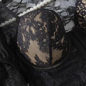 Détail de lingerie en dentelle florale noire avec doublure chair et perles chic