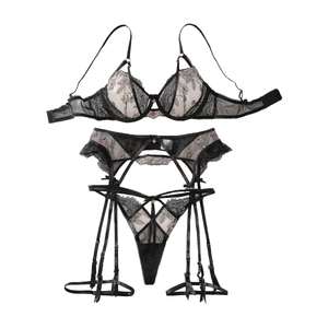 Ensemble lingerie en dentelle noire avec broderie florale rose et abeille dorée et jarretelle