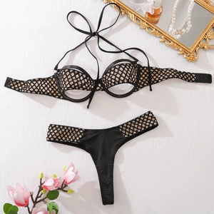 Dettaglio del set di lingerie in rete nera con reggiseno a lupetto e perizoma a vita alta