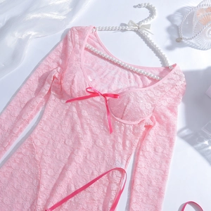 Détail d'un body en dentelle rose avec bonnets à armatures et nœud sur cintre en perles