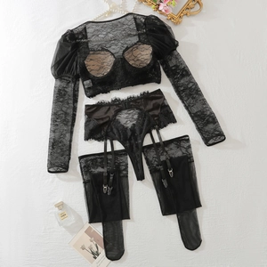 Mise à plat d'un ensemble de lingerie en dentelle noire avec bas et perles décoratives
