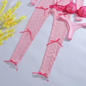 Ensemble lingerie en dentelle rose avec body, soutien-gorge, culotte et nœuds en satin