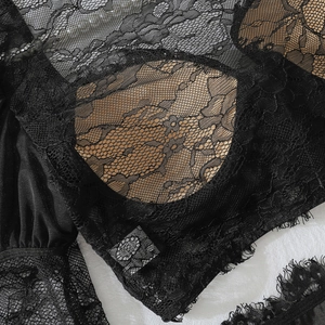 Détail de lingerie en dentelle florale avec rembourrage nude et bordure en dentelle cil