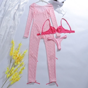 Détail à plat d'un ensemble trois pièces en dentelle rose avec body, soutien-gorge et string