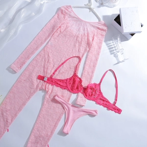 Détail d'un ensemble de lingerie en dentelle rose avec body, soutien-gorge et string chic
