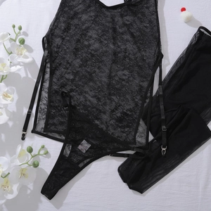 Détail d'un ensemble de lingerie en dentelle noire avec jarretelles et texture résille