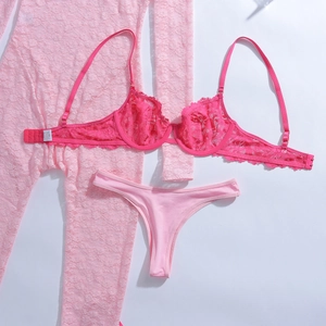 Vue détaillée de l'ensemble de lingerie 3 pièces en dentelle rose avec body et soutien-gorge