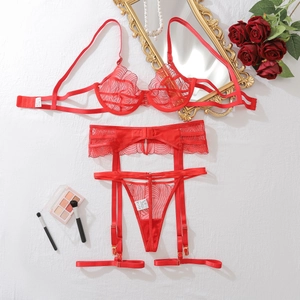 Ensemble de lingerie rouge en dentelle brodée avec porte-jarretelles et accessoires