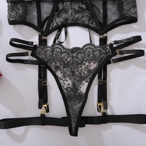 Détail d'un ensemble lingerie en dentelle florale avec sangles élastiques et anneaux dorés