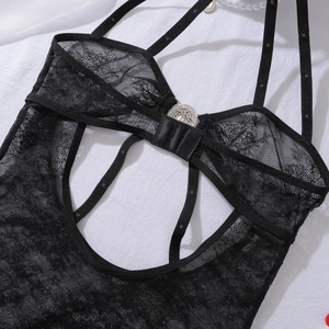 Détail de la lingerie en dentelle noire avec motifs ajourés et boucle en métal ronde