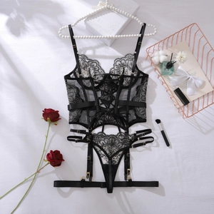 Ensemble lingerie en dentelle noire avec broderie fine et détails dorés sur tissu blanc pur