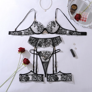 Détails de broderie de roses noires sur ensemble de lingerie en dentelle blanche raffinée