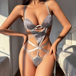 Détail de lingerie argentée scintillante avec boucle coeur et lanières croisées