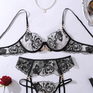 Broderie détaillée de roses noires sur ensemble de lingerie en résille blanche avec chaîne