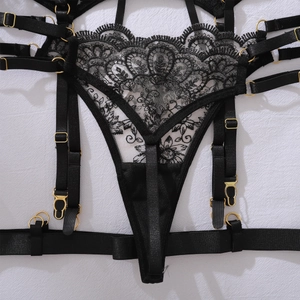 Gros plan détaillé du porte-jarretelles en dentelle noire avec boucles en métal doré