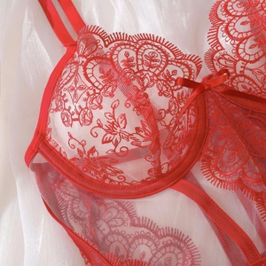 Gros plan sur la dentelle brodée rouge avec armature et détail de nœud en satin
