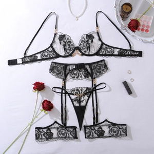 Ensemble lingerie en dentelle noire avec broderie rose et détails métalliques dorés