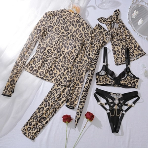Détail d'un ensemble de lingerie léopard en résille avec chaînes et anneaux en métal