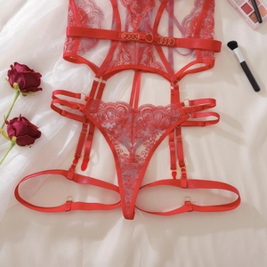 Détails de lingerie en dentelle rouge avec bretelles en soie et boucles dorées sur satin