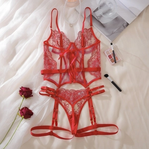 Ensemble lingerie en dentelle rouge avec jarretières sur fond de soie blanche