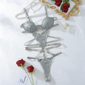 Détail d'un body sexy argenté avec tissu scintillant et bretelles croisées