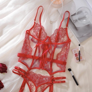 Ensemble de lingerie en dentelle rouge avec laçage corset et broderie florale