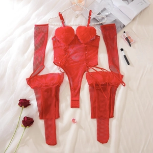 Detailaufnahme des roten Spitzen-Bodysuits mit Herz-Plüsch und Metallketten-Trägern