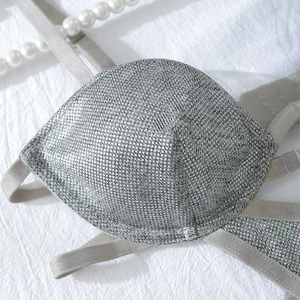 Détail du bonnet de soutien-gorge pailleté argenté avec texture brillante et bretelles