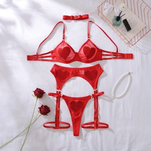 Vue détaillée de l'ensemble de lingerie rouge avec cœurs pailletés et fleurs