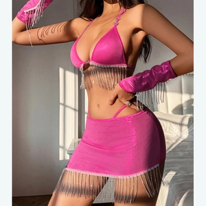 Détail de l'ensemble lingerie rose néon avec franges argentées et tissu scintillant