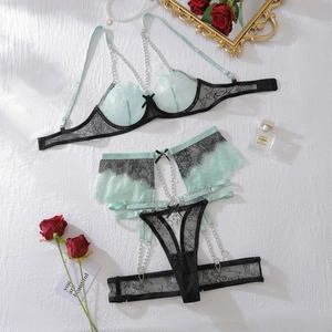 Vue détaillée de l'ensemble de lingerie en dentelle vert menthe avec chaînes et fleurs