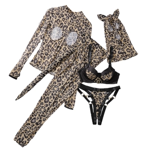 Ensemble lingerie léopard sexy avec haut ajouré legging et masque sur fond blanc