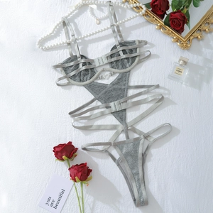Détail d'un body découpé gris avec boucle cœur en argent et bretelles réglables