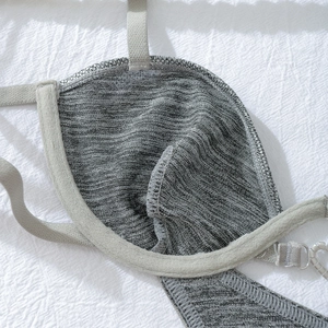 Détail de lingerie gris chiné avec coutures fines et anneau de réglage en métal