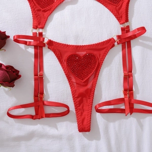 Détails de lingerie en maille rouge avec porte-jarretelles et cœur en strass brillant