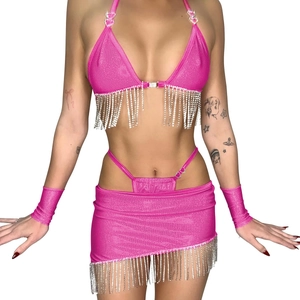 Détail de l'ensemble de lingerie rose vif à paillettes avec franges en strass argentés