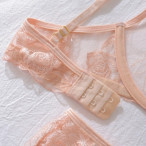 Détail de lingerie en dentelle brodée avec agrafes à trois rangées et bretelles réglables