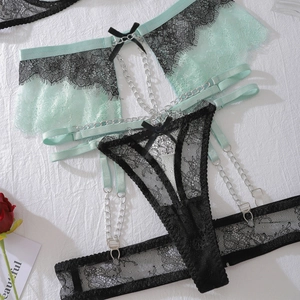 Détails de lingerie en dentelle vert menthe avec chaînes noires et nœuds décoratifs