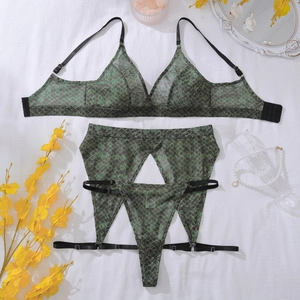 Ensemble lingerie 3 pièces avec maille imprimé serpent vert et harnais sur fond blanc uni