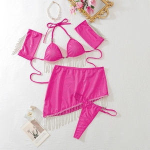 Mise à plat d'un ensemble de lingerie rose fuchsia métallisé avec franges strassées
