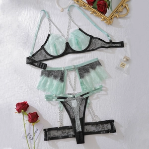 Ensemble de lingerie en dentelle vert menthe avec détails noirs et chaînes argentées