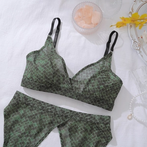 Vue à plat d'un ensemble de lingerie imprimé serpent avec bretelles réglables