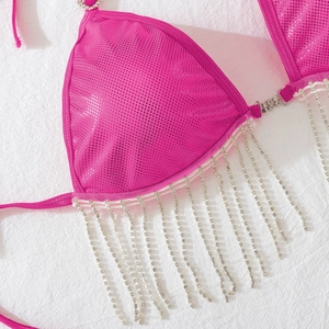 Détail du haut de lingerie en mesh rose avec longues franges en strass et chaîne en cristal