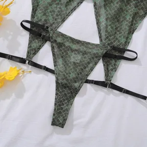 Détail de lingerie en maille à imprimé serpent vert avec fines bretelles noires réglables